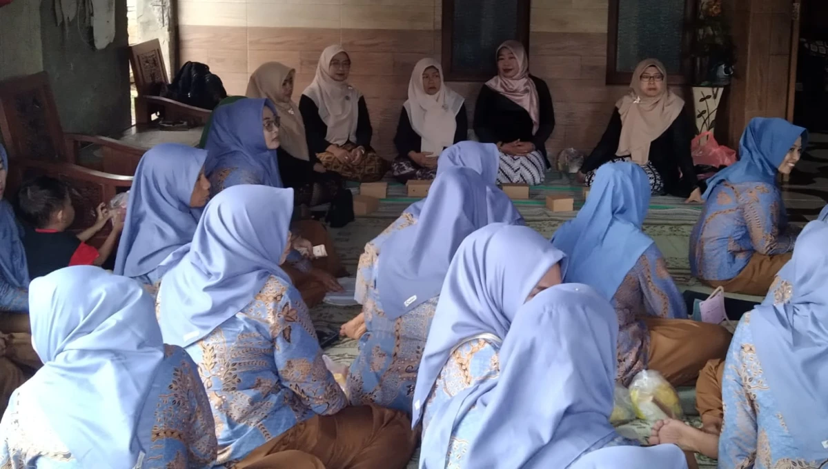 Pengurus PKK desa Memperingati hari Kartini di rt 14.desa kecapi 