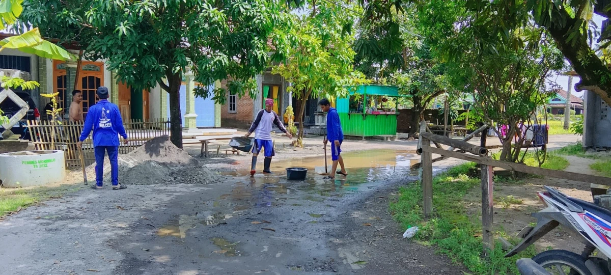 Kerja Bakti Perbaikan jalan berlubang akibat genangan air hujan