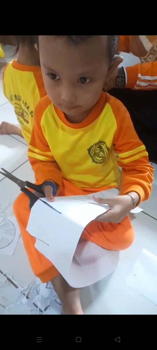Kegiatan keterampilan menggunting kreasi kertas anak kelompok bermain pos paud mutiara bunda