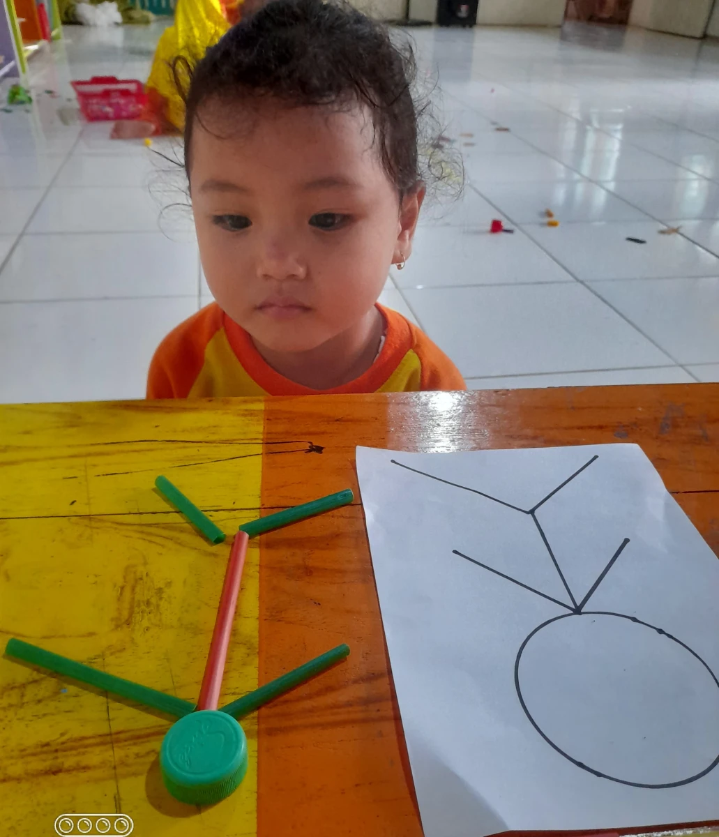 Kegiatan seni kolase dengan bahan  sampah plastik sedotan anak kelompok bermain pos paud mutiara bunda