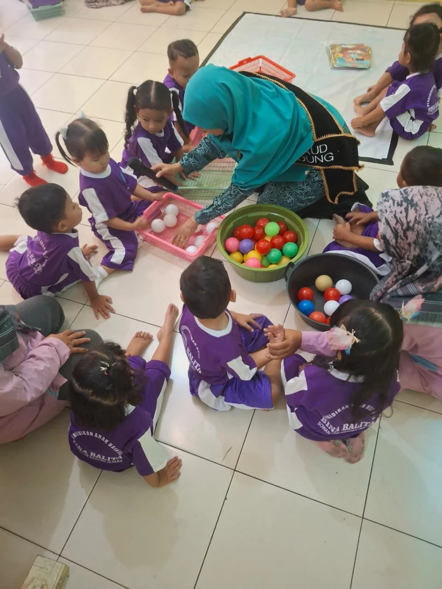 Donasi buku ke pos paud bina balita sowan lor
