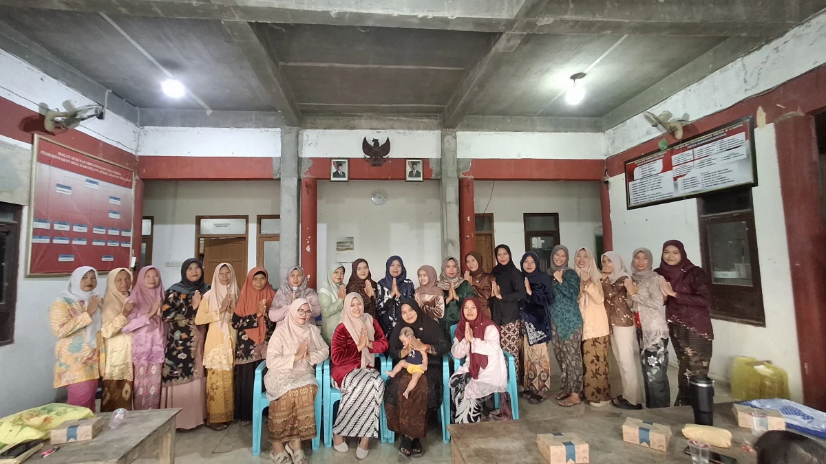 Kegiatan Tp PKK Desa Karanganyar dalam Rangka Peringatan Hari Kartini dengan Membawa Pakaian Kebaya