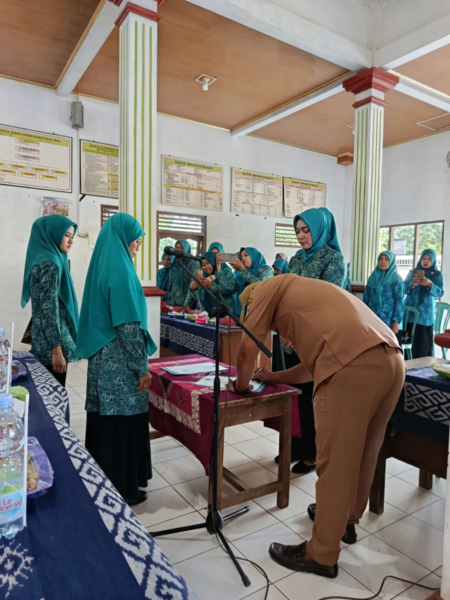 Rapat koordinasi tp pkk desa beserta tp pkk kecamatan disertai dgn pelantikan ketua baru desa tanggul tlare