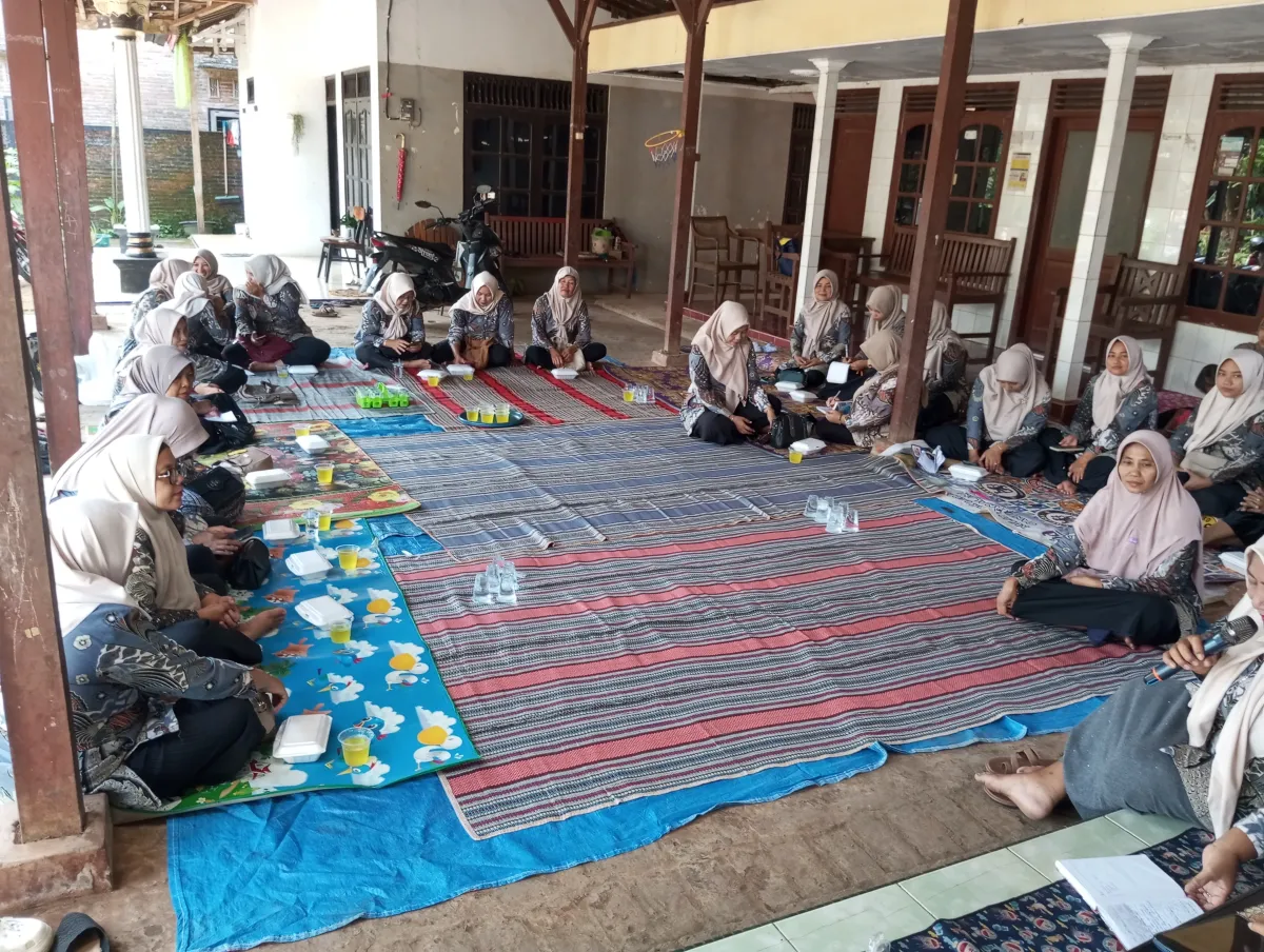 Pertemuan rutin kader posyandu desa sekuro