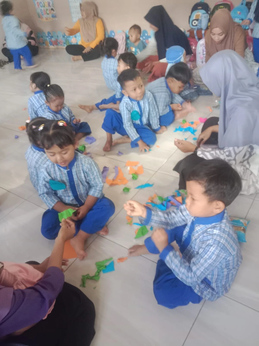 Bunda paud sengonbugel mengajari murid PP Melati 