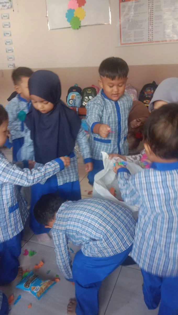 Bunda Paud Sengonbugel mengajarkan murid PP Melati untuk Belajar membuang sampah pada tempatnya 