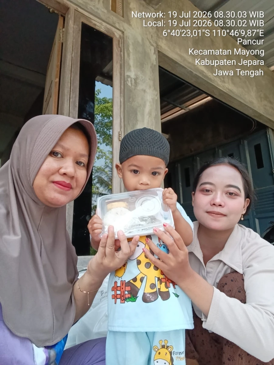 Pemberian PMT anak yang kurang gizi