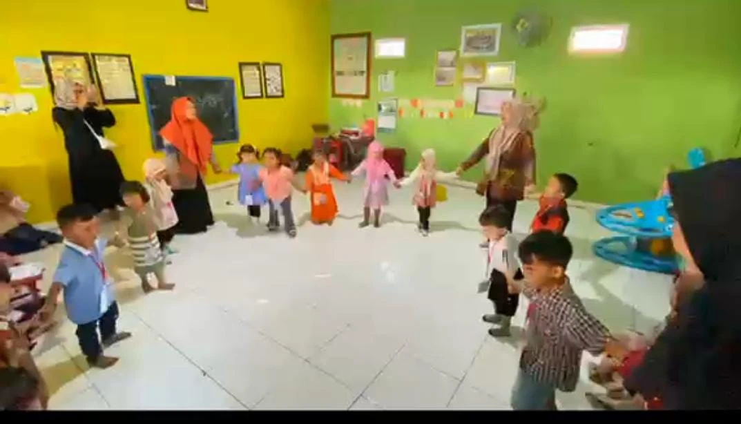 Bermain bersama, belajar bersama, tumbuh bersama menjadi anak yang ceria dan hebat.