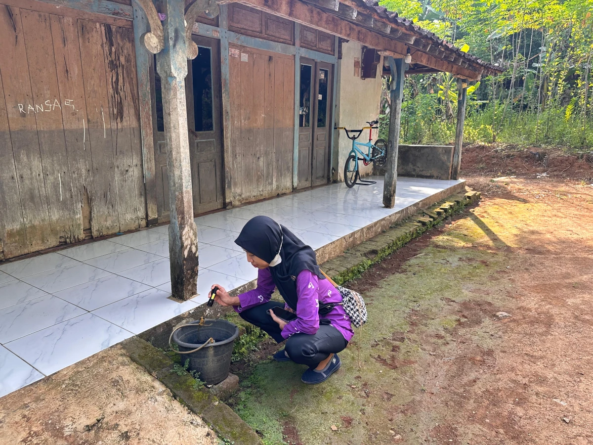 Penyelidikan epidemiologis kasus DBD pemantauan jentik RT 18/04