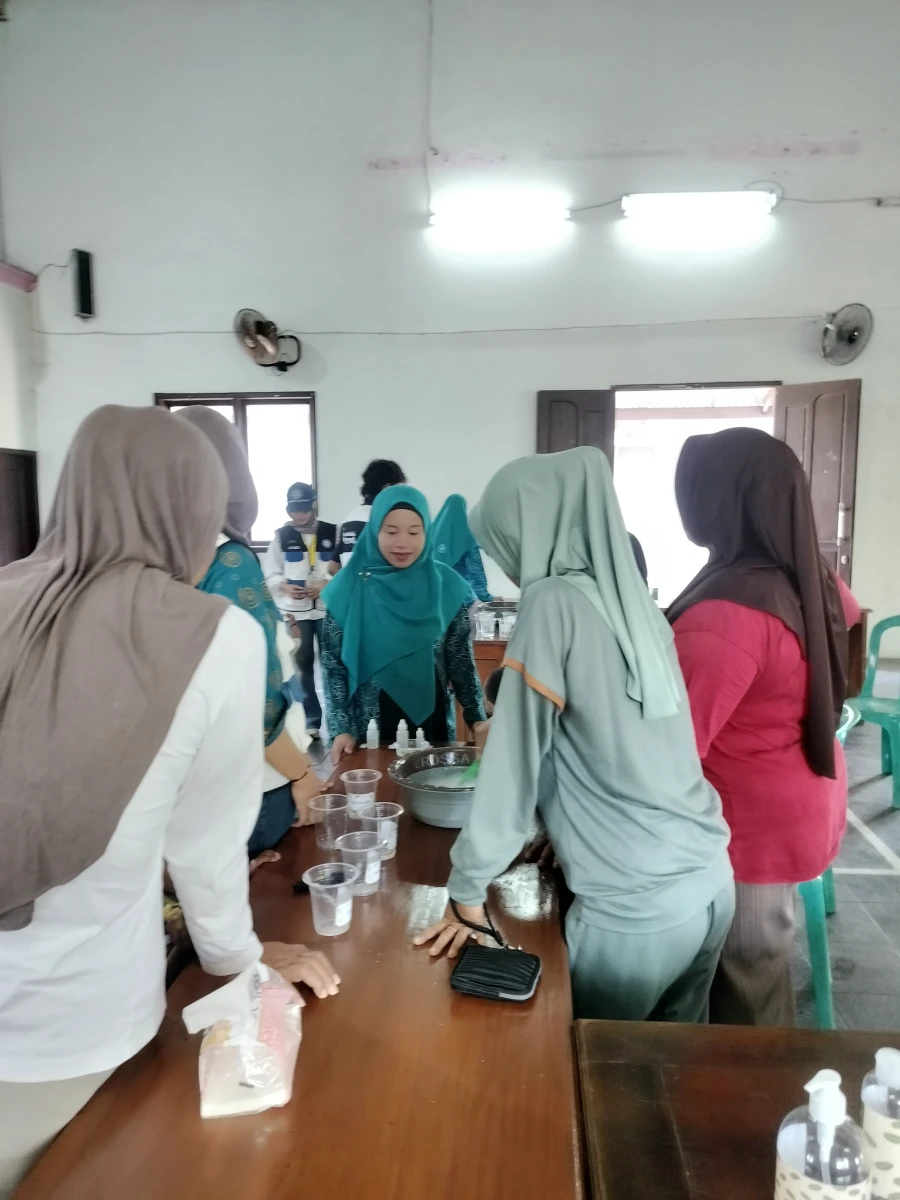 Kolaborasi Hijau di Pesisir:  TP PKK Desa Kemujan dan KKN UGM Kemujan Olah Daun Mangrove Jadi Sabun