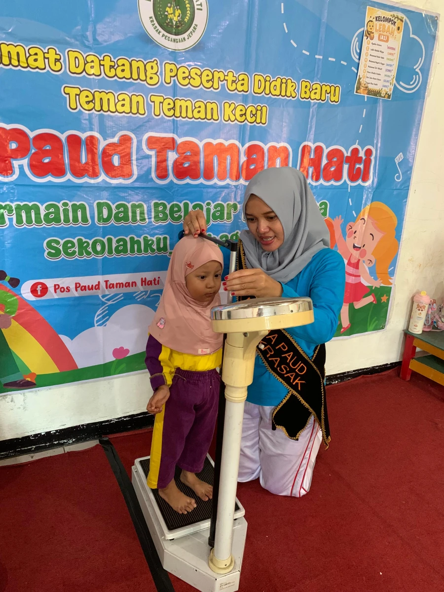 Bunda paud desa melaksanakan kegiatan Timbang berat badan dan ukur timbang badan di pos paud taman hati