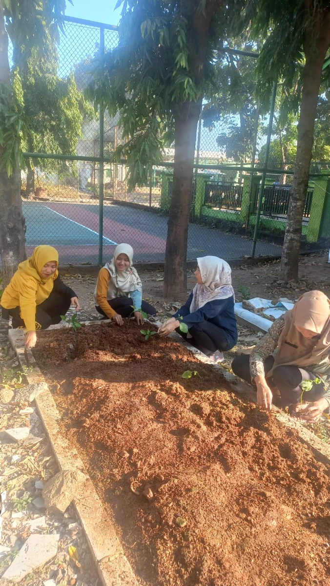 Hijaukan Pekarangan, Camat Mayong Bersama TP PKK Tanam Sayuran dan Empon-Empon