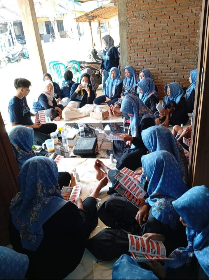 Pelatihan Pembuatan Sabun Cair dari Minyak Jelantah pada Pertemuan PKK RT 08/RW 09