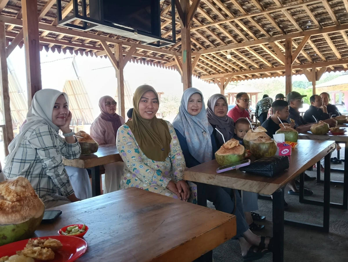 Perkuat Sinergi Pemerintahan Desa dan PKK, Camat Mayong Bina Carik Bersama Wakil Ketua PKK Desa
