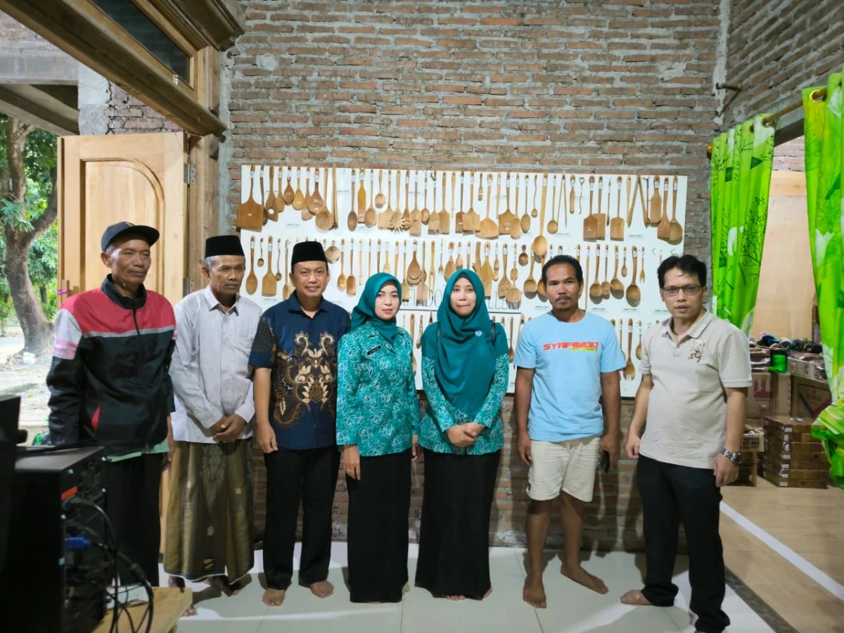 Kunjungan UMKM pembuatan kerajinan Alat masak dari kayu