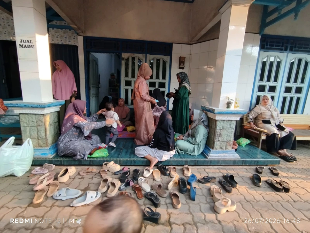 Dengan semangat gotong royong kelompok PKK RT 3 RW 1 desa Sengonbugel mengadadakan kegiatan rutinan