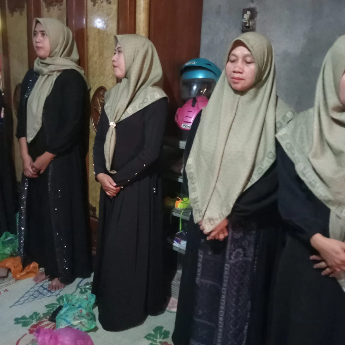 Dengan semangat gotong royong kelompok PKK RT 5 RW 1 mengadakan kegiatan rutinan anjangsana ke rumah anggota