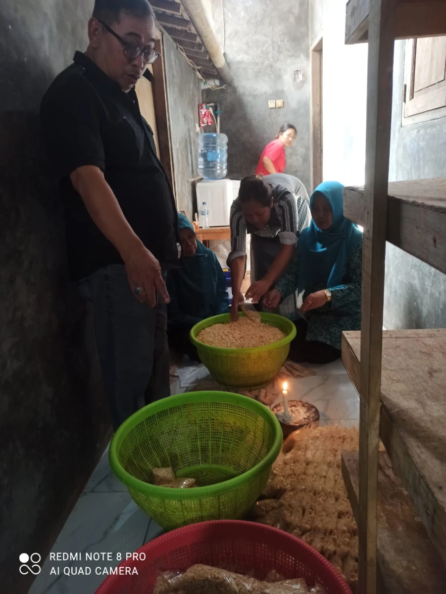 KUNJUNGAN POKJA II BERSAMA TP. PKK DESA SROBYONG KE PENGELOLAAN UMKM