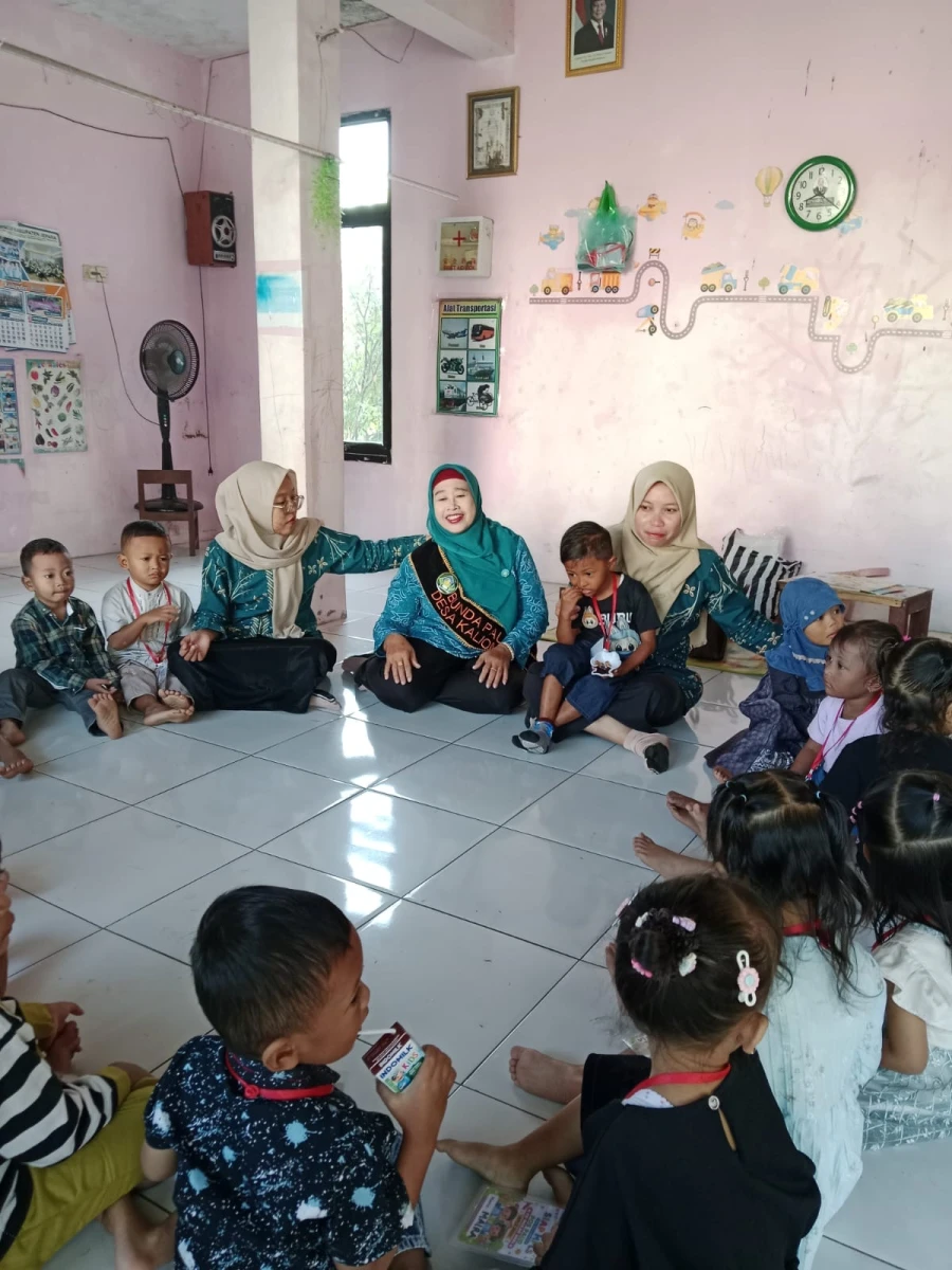 Bunda paud belajar dan bermain bersama anak-anak