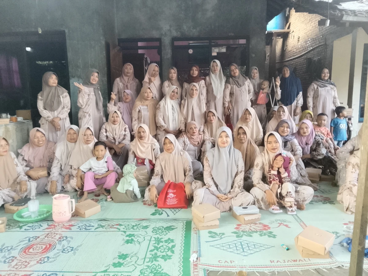 Perkuat Silaturahmi dan Kebersihan Lingkungan, PKK RT 4 RW 1 Desa Sengonbugel Gelar Pertemuan Rutin