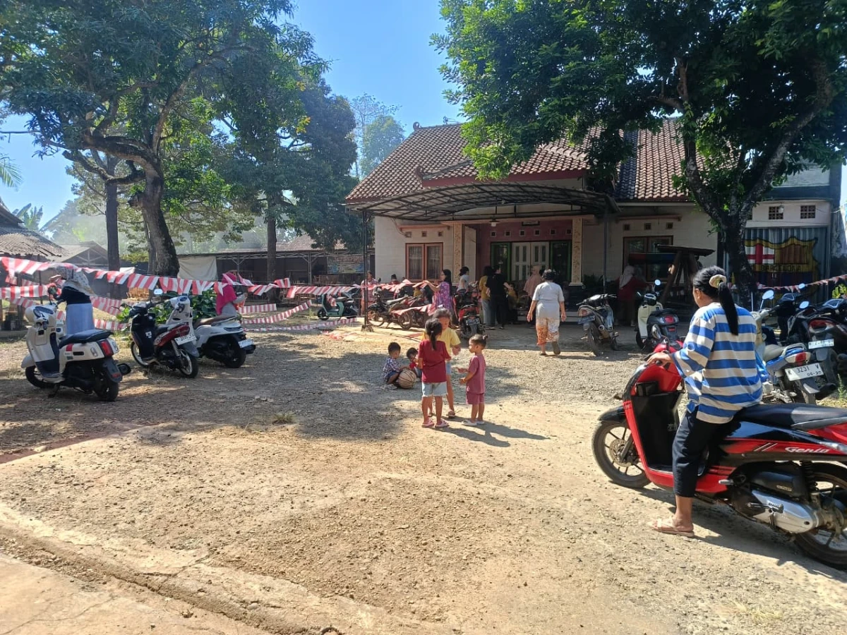 KERJA BAKTI MERANGKAI BENDERA