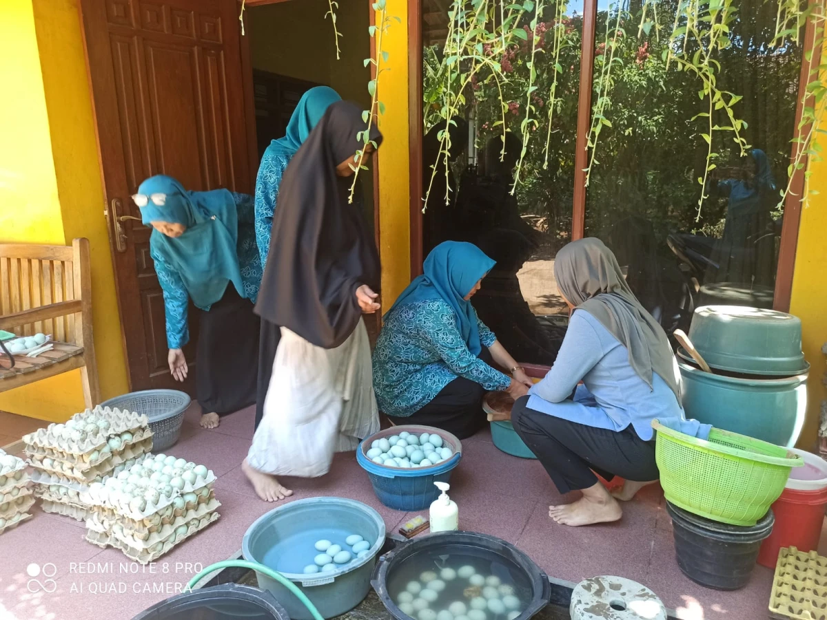 PELATIHAN PEMBUATAN TELUR ASIN