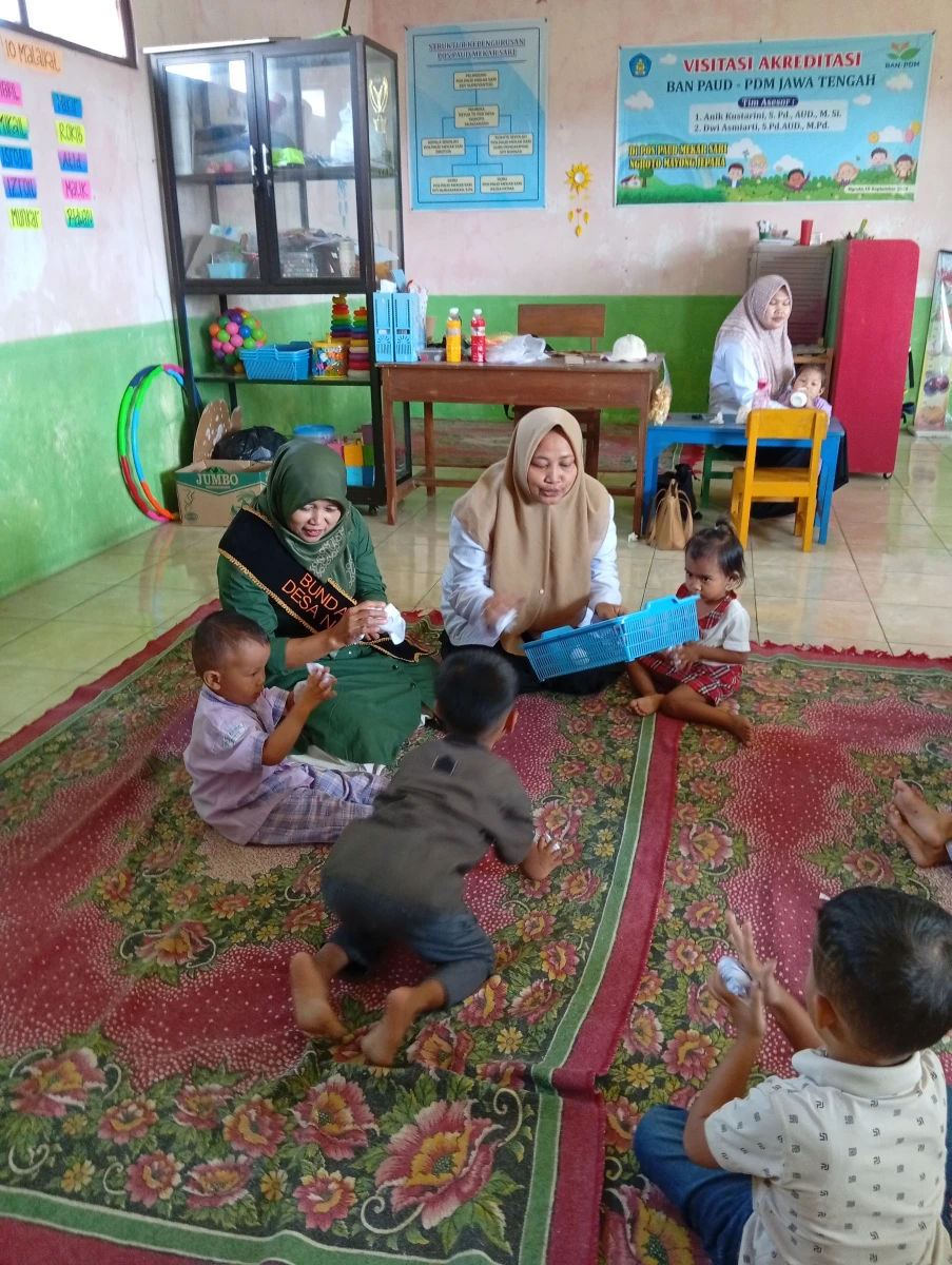 Kegiatan meremas kertas untuk anak PAUD