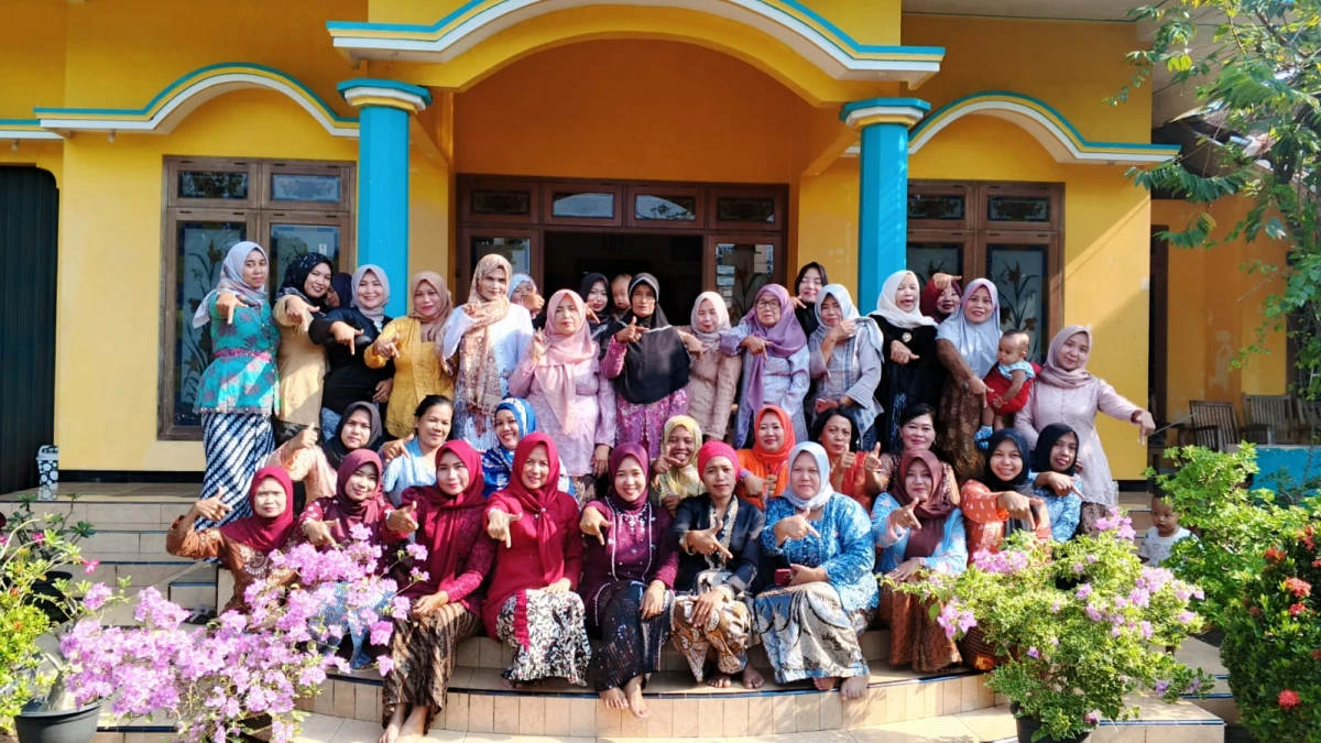 Semangat Kartini Menginspirasi, Ketua TP PKK Desa Karanggondang Bersama PKK RW 02 Peringati Hari Kartini