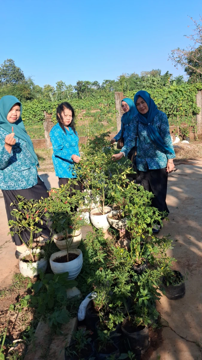TP PKK Desa Karanggondang Berkunjung ke Lahan Pertanian Sayuran, Menggali Inspirasi Ketahanan Pangan Keluarga