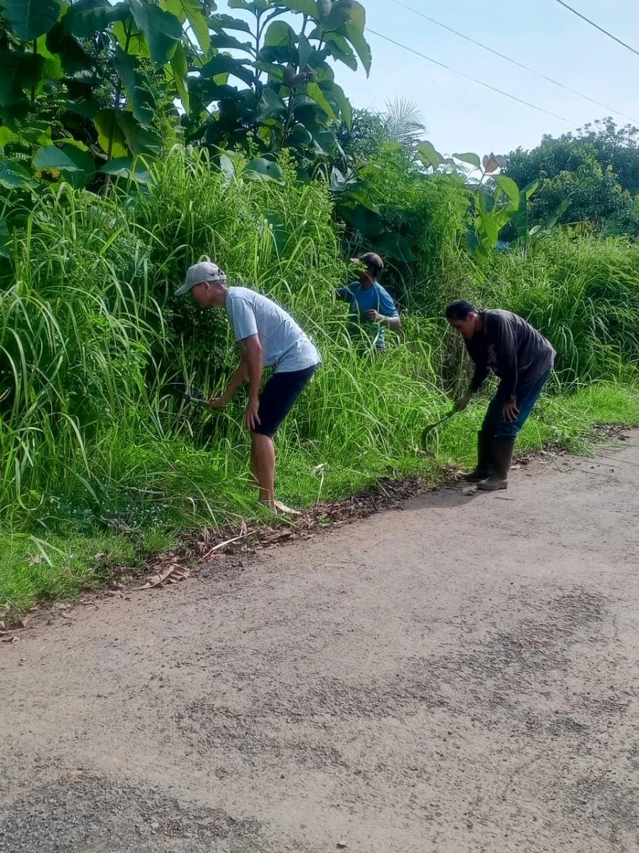 Kerja Bakti Warga RT 05/RW 08 Empurancak Desa Karanggondang dalam Mewujudkan Lingkungan Bersih dan Nyaman