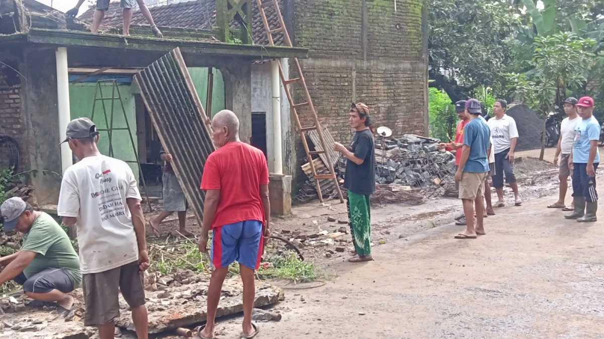 Gotong Royong Renovasi TPQ RT 01 RW 02 sebagai Wujud Kepedulian terhadap Pendidikan Keagamaan