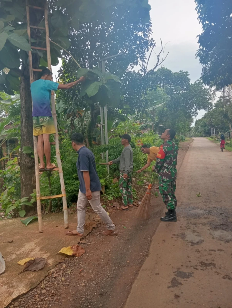 Semangat Gotong Royong, Warga RT 01 RW 02 Laksanakan Kerja Bakti Menyambut Hari Kemerdekaan