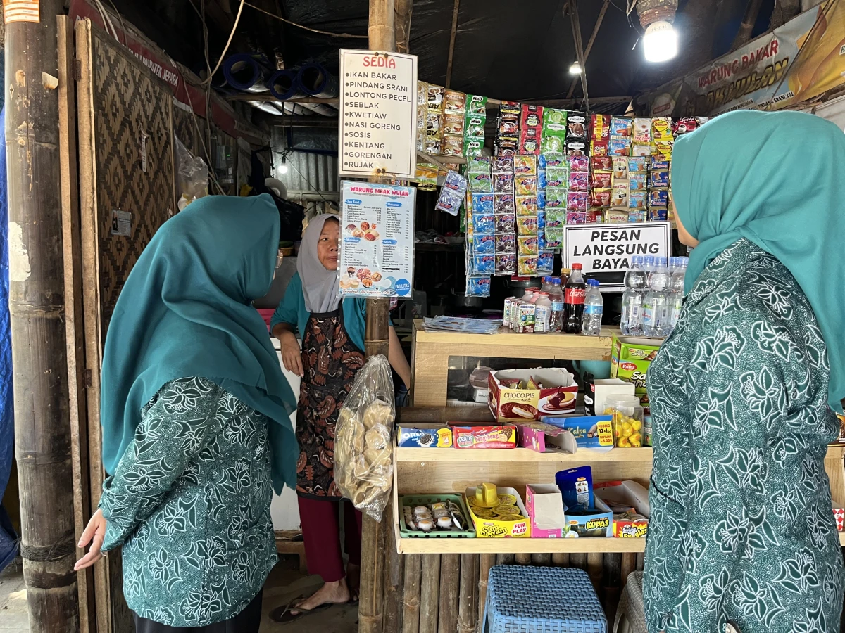 Monitoring dan Pembinaan ke UMKM Pedagang Pantai Telukawur