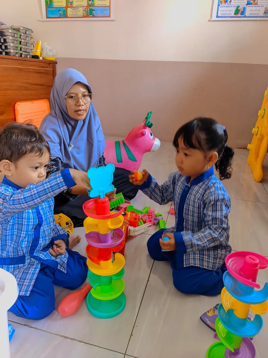 Bunda paud sengonbugel bermain bersama anak-anak pos paud melati 