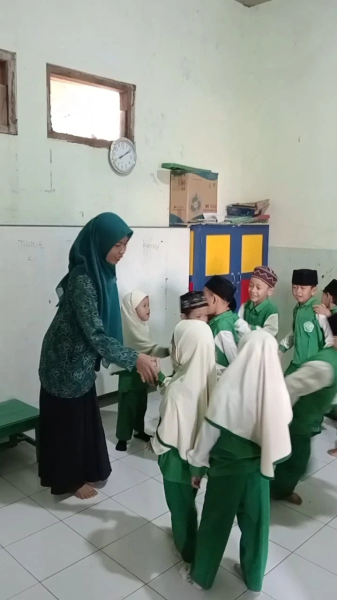 BUNDA LITERASI MEMBERSAMAI ANAK ANAK HEBAT RA HUDALLAH PLATAR