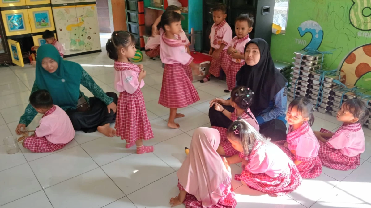 BUNDA PAUD MEMBERSAMAI ANAK-ANAK HEBAT PAUD WIJAYA KUSUMA