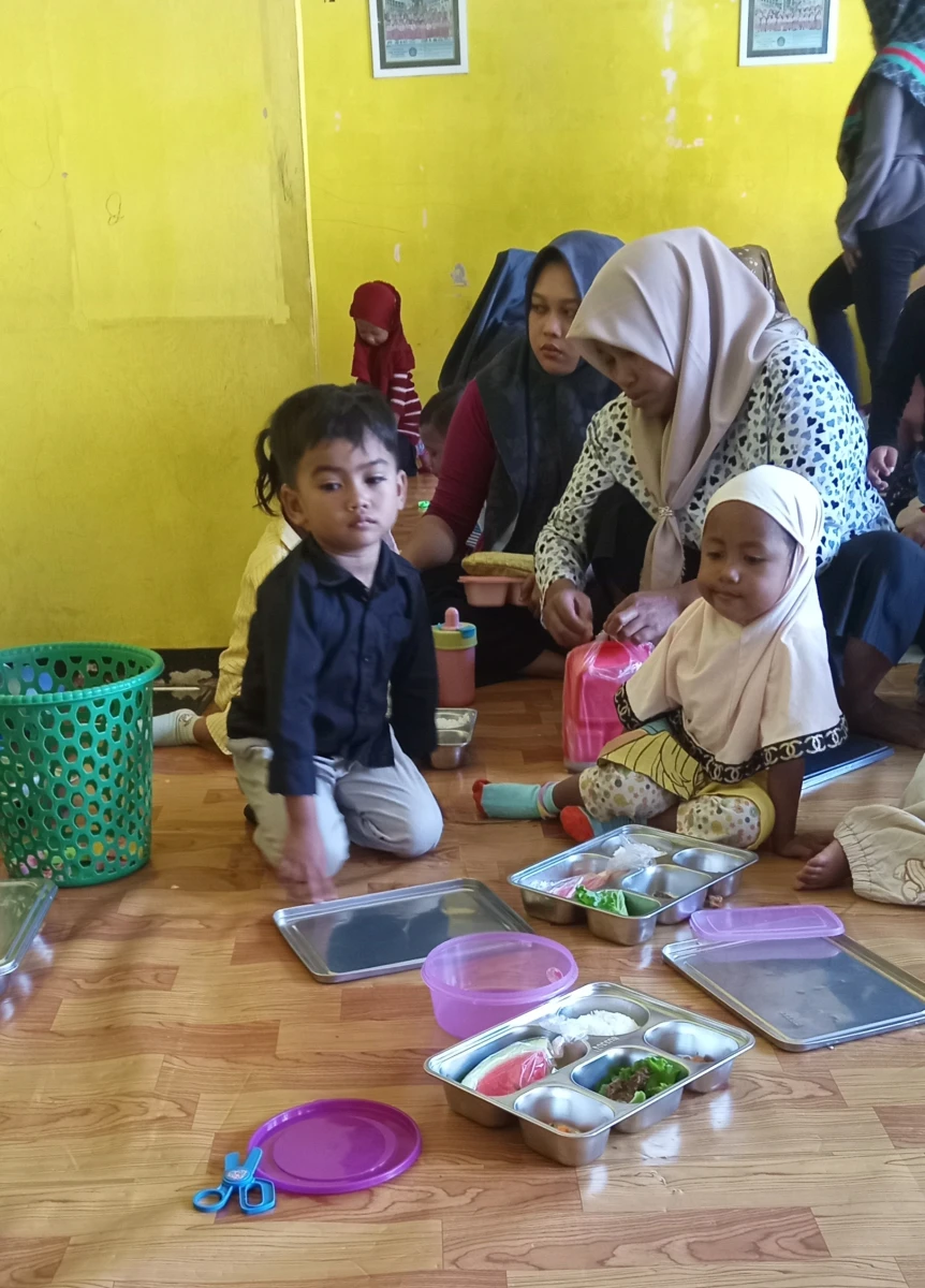 Bunda PAUD Desa Karanggondang Melaksanakan Pemantauan Program Makan Bergizi Gratis (MBG) di Pos PAUD Ceria Karanggondang