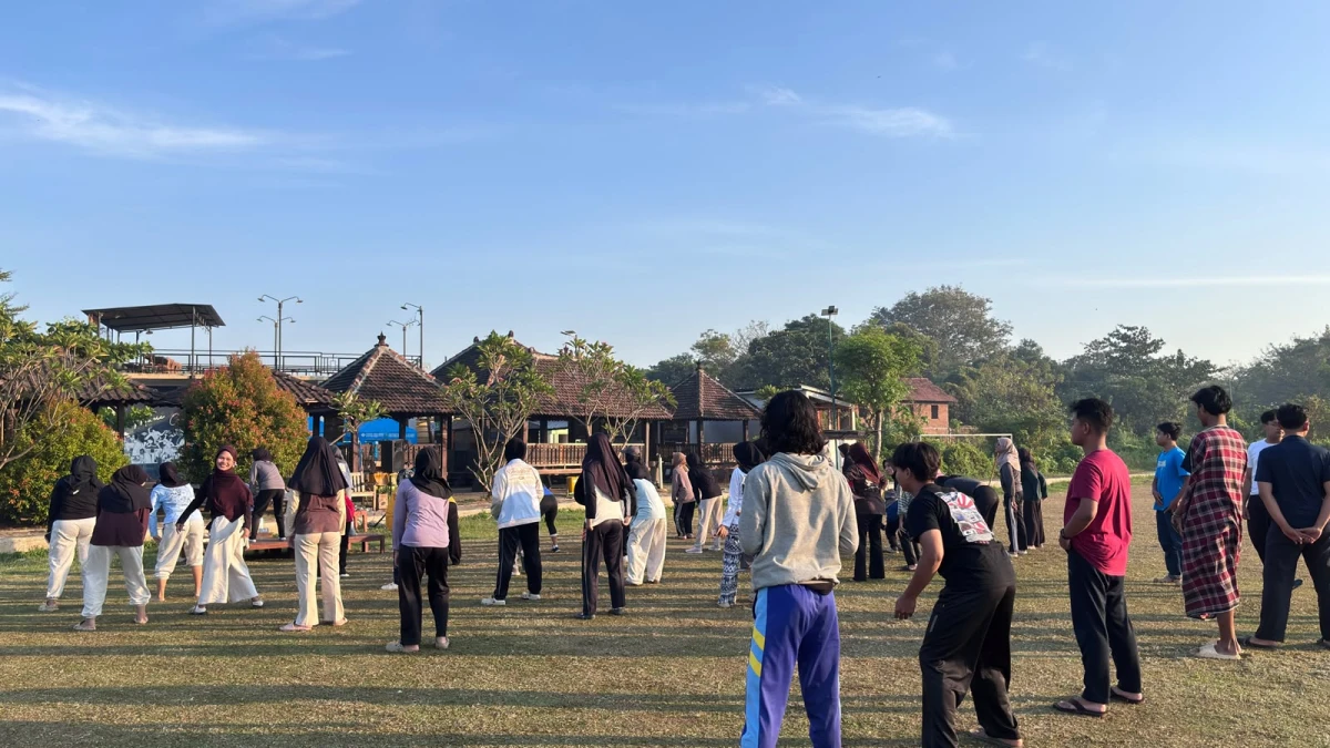 SEGAR BUGAR: Senam Gerak Aktif Bersama TP PKK Desa Tegalsambi dan KMJS UNDIP