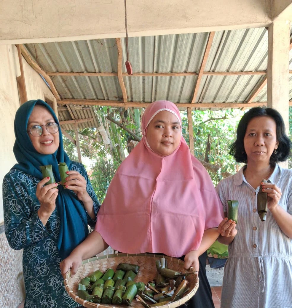 Ketua TP PKK Desa Karanggondang Mengunjungi UMKM Mbah Kiyuk, Melestarikan Kuliner Tradisional Berbasis Kearifan Lokal .
