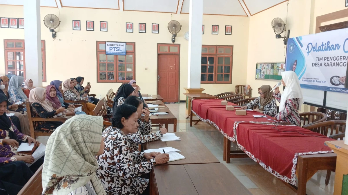 TP PKK Desa Karanggondang Bersama PKK RT/RW Ikuti Pelatihan Pembuatan Kue Sarang Madu