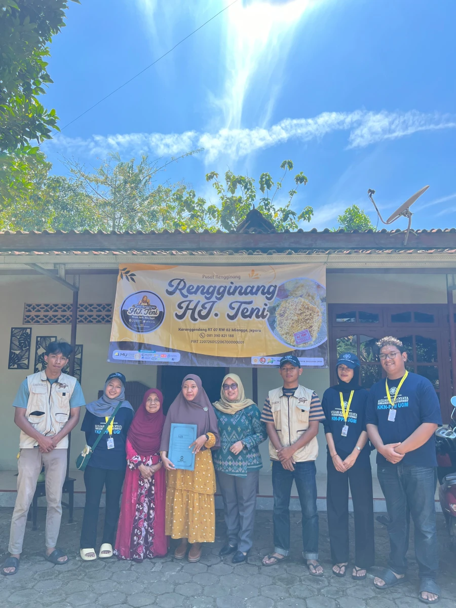 Tim KKN-PPM UGM Jepara Bhavana Perkuat Legalitas dan Branding UMKM Rengginang Hj. Teni