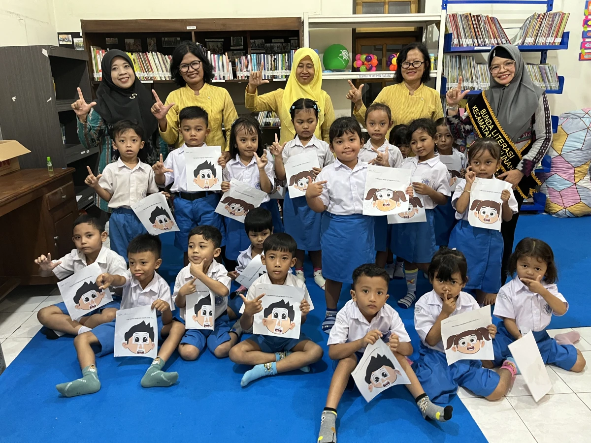 Mendampingi anak TK Kunjungan ke Perpusdes