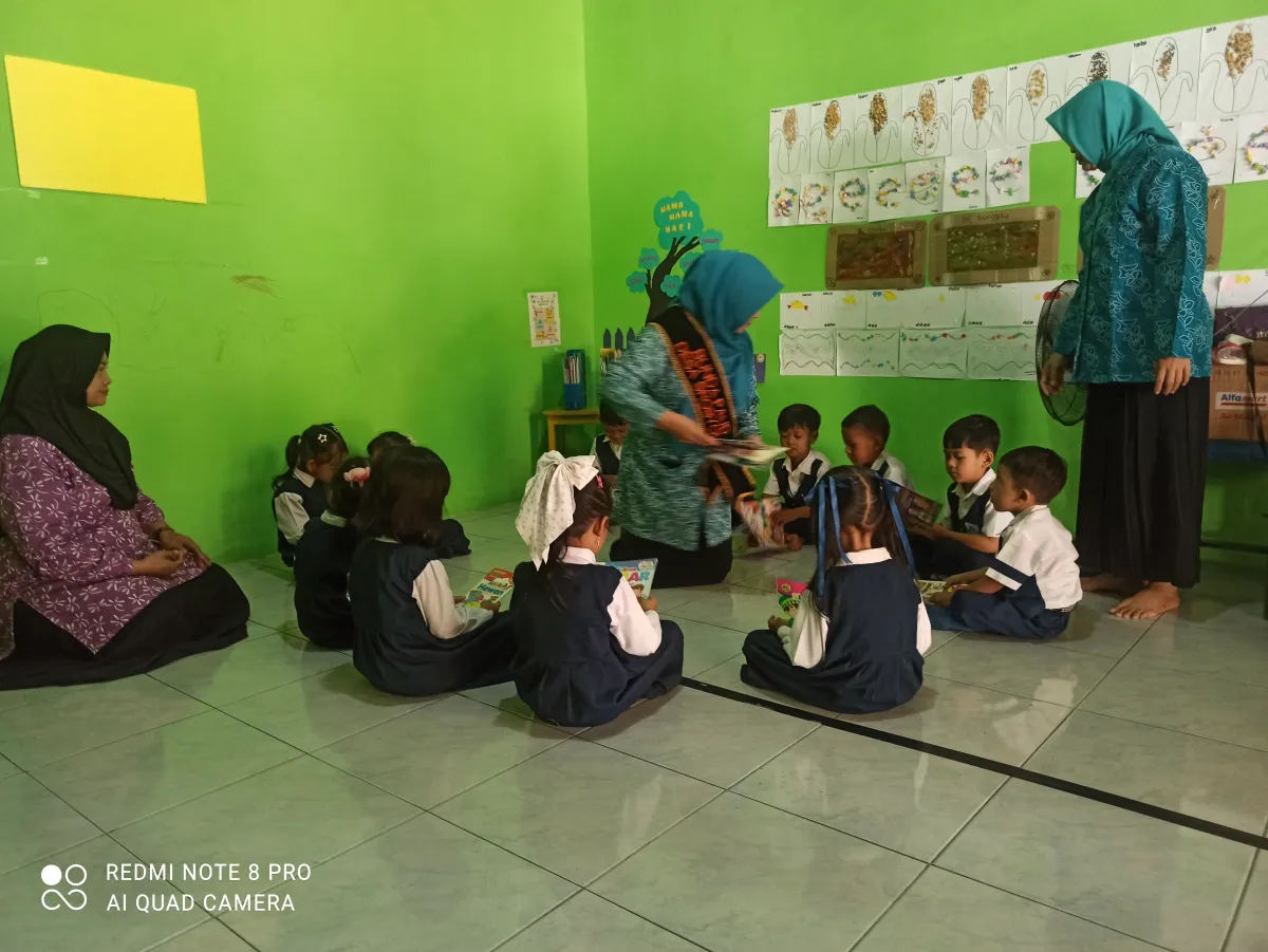 Pendampingan literasi di PAUD CERDAS CERIA Desa Srobyong