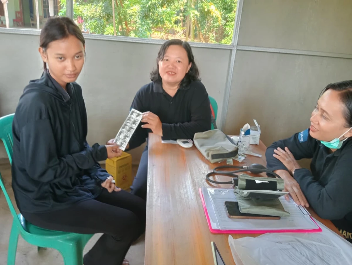 Pemberian Tablet Tambah Darah (TTD) bagi Remaja di Posyandu Harapan 10