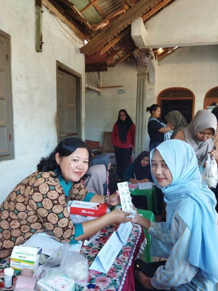 Pemberian Tablet Tambah Darah (TTD) bagi Remaja di Posyandu Harapan 12
