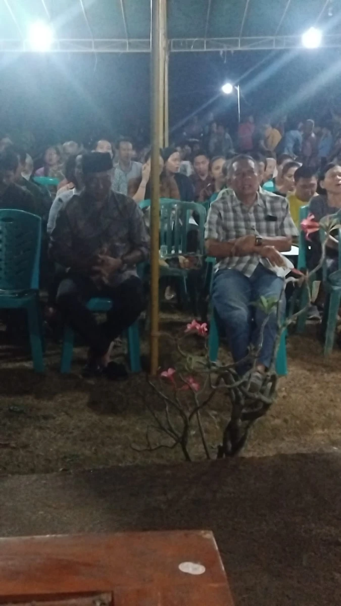 Petinggi dan Ketua TP PKK Desa Karanggondang Hadiri Malam Penghiburan sebagai Wujud Kepedulian kepada Warga yang Berduka