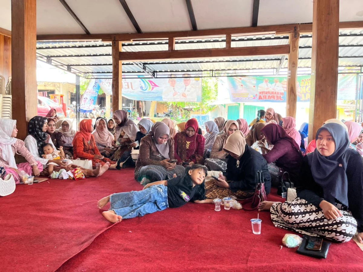 MEMPERINGATI HARI KARTINI 