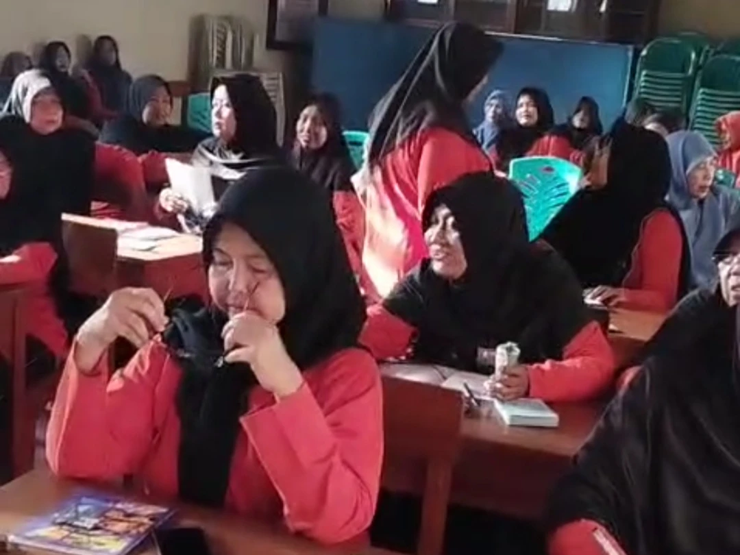 Praktik Membuat Pangsit Isi Bakso Mie