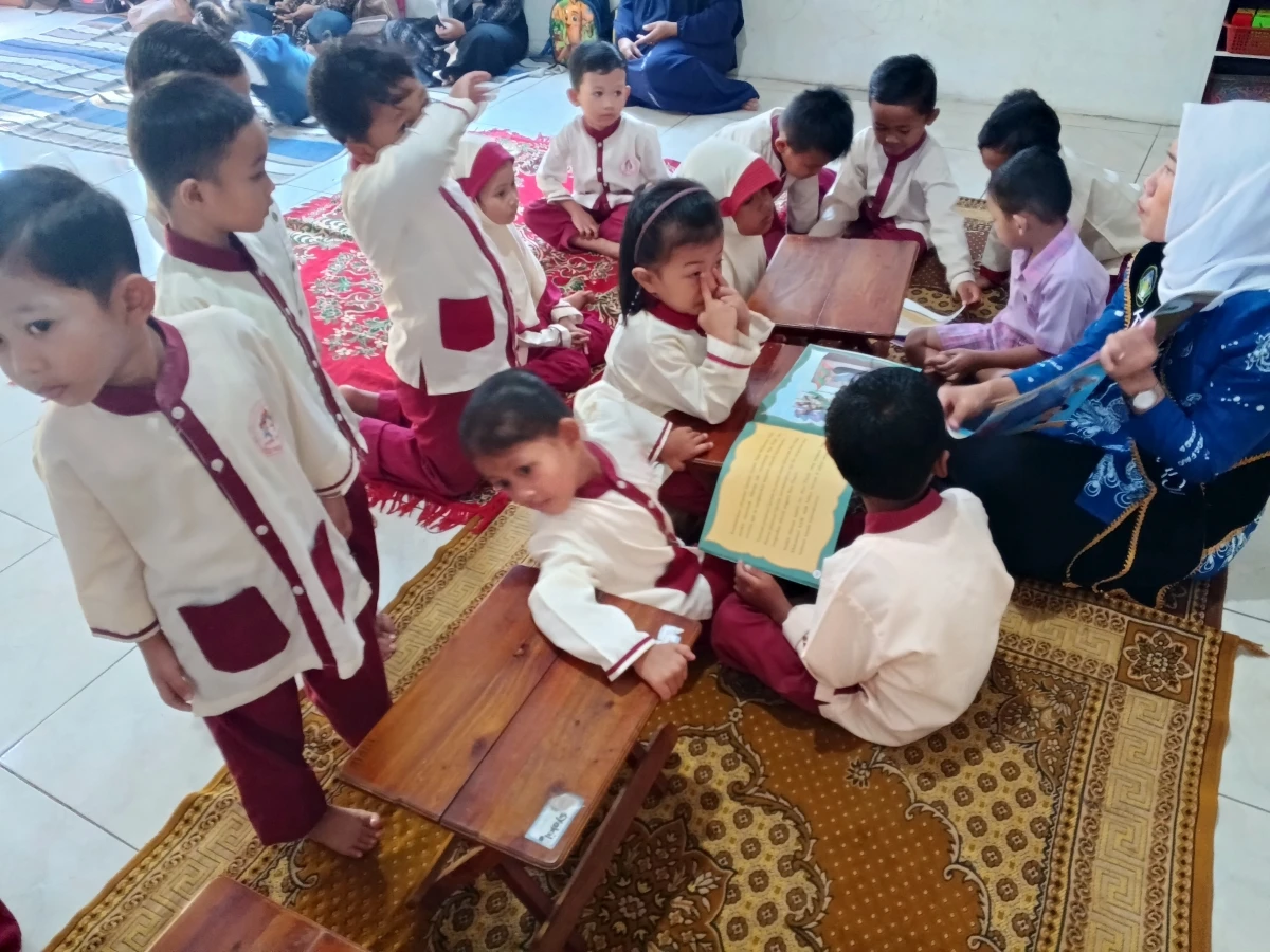 Bunda Literasi Ny. Menik Jumiati Muhammad Shodiq Mengajar Anak-Anak PAUD Bhakti Utama Desa Bulungan