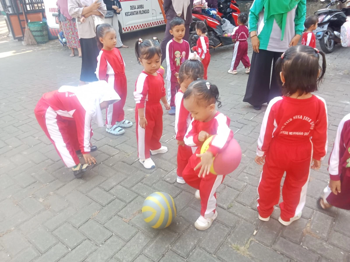 SENAM ANAK INDONESIA HEBAT DAN MENANGKAP BOLA